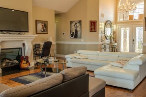 Smart TV - ✨️ Spacious Lakeview Retreat in Scenic Wine Country ✨️ (Carrying Place)