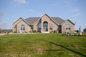 Exterior - ✨️ Spacious Lakeview Retreat in Scenic Wine Country ✨️ (Carrying Place)