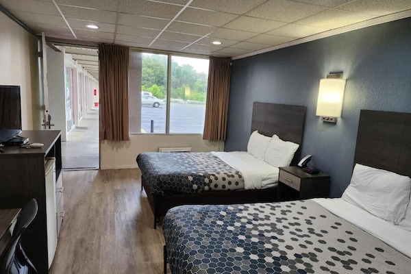 Classic Double Room | Desk, laptop workspace, blackout drapes, iron/ironing board