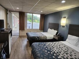 Escritorio, espacio para trabajar con laptop y cortinas blackout 