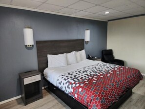 Escritorio, espacio para trabajar con laptop y cortinas blackout 