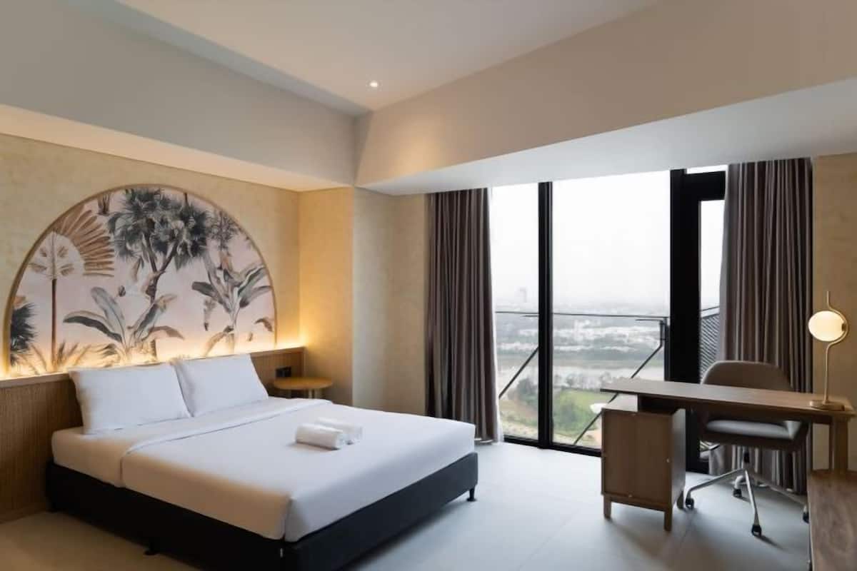 Desk, free WiFi, bed sheets