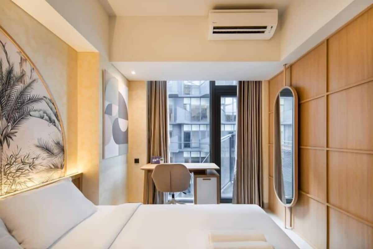 Desk, free WiFi, bed sheets