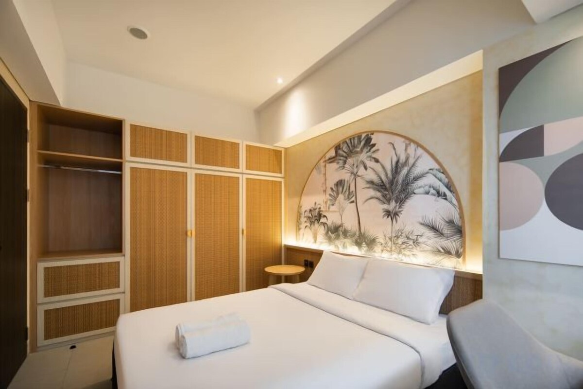 Desk, free WiFi, bed sheets