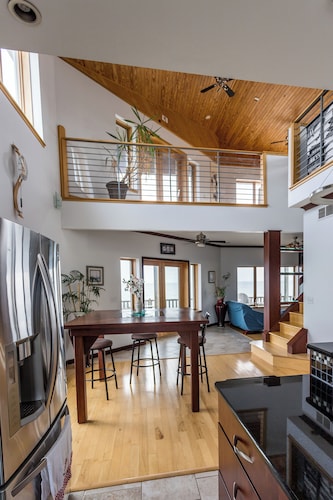 Modern beach front house on Lake Ontario, 2-bedroom, AC & WiFi in lovely Hilton.