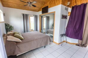 2 slaapkamers, een bureau, een strijkplank/strijkijzer, gratis wifi