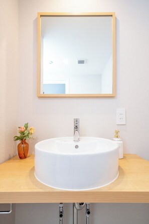 Combined shower/tub, free toiletries, hair dryer, bidet - Ken's Place Azabu-Juban (Tokyo)