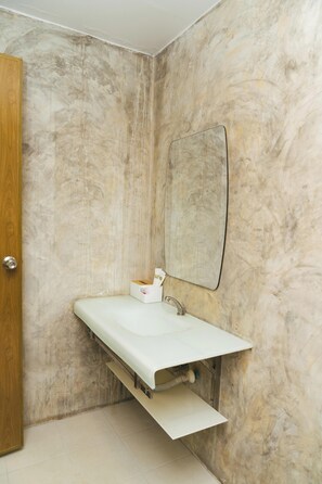 Habitación Deluxe, vista al río | Baño | Regadera, amenidades de baño gratuitas, secadora de cabello, toallas 