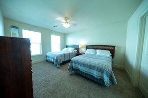 3 bedrooms, WiFi, bed sheets - Inshore Paradise: Steps from the marsh (Venice)