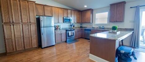 Een koelkast, een magnetron, een oven, een kookplaat