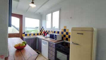 Een koelkast, een microgolfoven, een oven, een vaatwasser