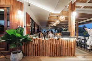 Outdoor dining - Private Villa (Tambon Ko Kret)