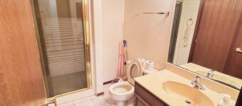 Cozy & Bright Family Room| one of 3 Rooms | Sanstone Valle| Calgary
