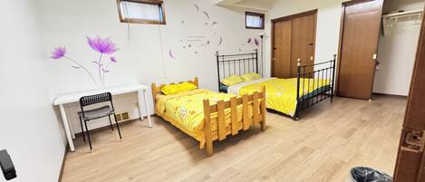 4 bedrooms, iron/ironing board, WiFi, bed sheets