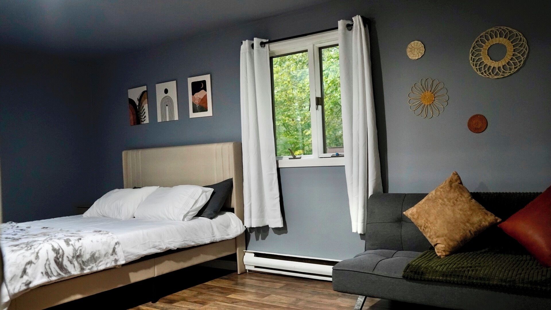 3 habitaciones, tabla de planchar con plancha, wifi y ropa de cama 