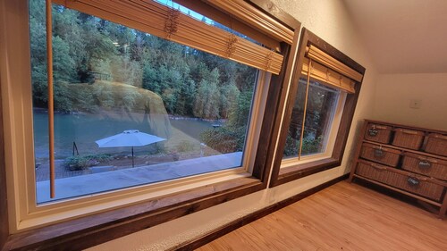 Amazing Beach & Waterfront in 2-bedroom Cottage on Toutle River Castle Rock Wa