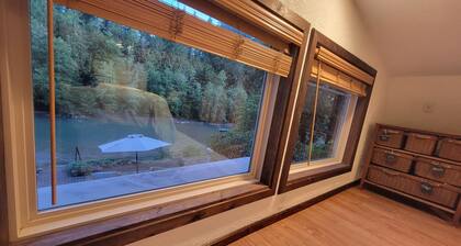 Amazing Beach & Waterfront in 2-bedroom Cottage on Toutle River Castle Rock Wa