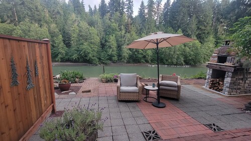 Amazing Beach & Waterfront in 2-bedroom Cottage on Toutle River Castle Rock Wa