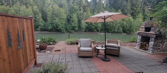 Amazing Beach & Waterfront in 2-bedroom Cottage on Toutle River Castle Rock Wa