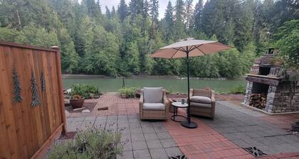 Amazing Beach & Waterfront in 2-bedroom Cottage on Toutle River Castle Rock Wa