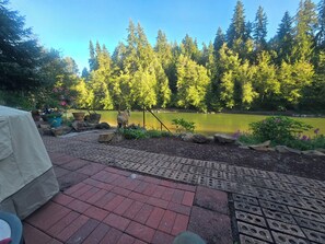 Property grounds - Amazing Beach & Waterfront in 2-bedroom Cottage on Toutle River Castle Rock Wa (Castle Rock)