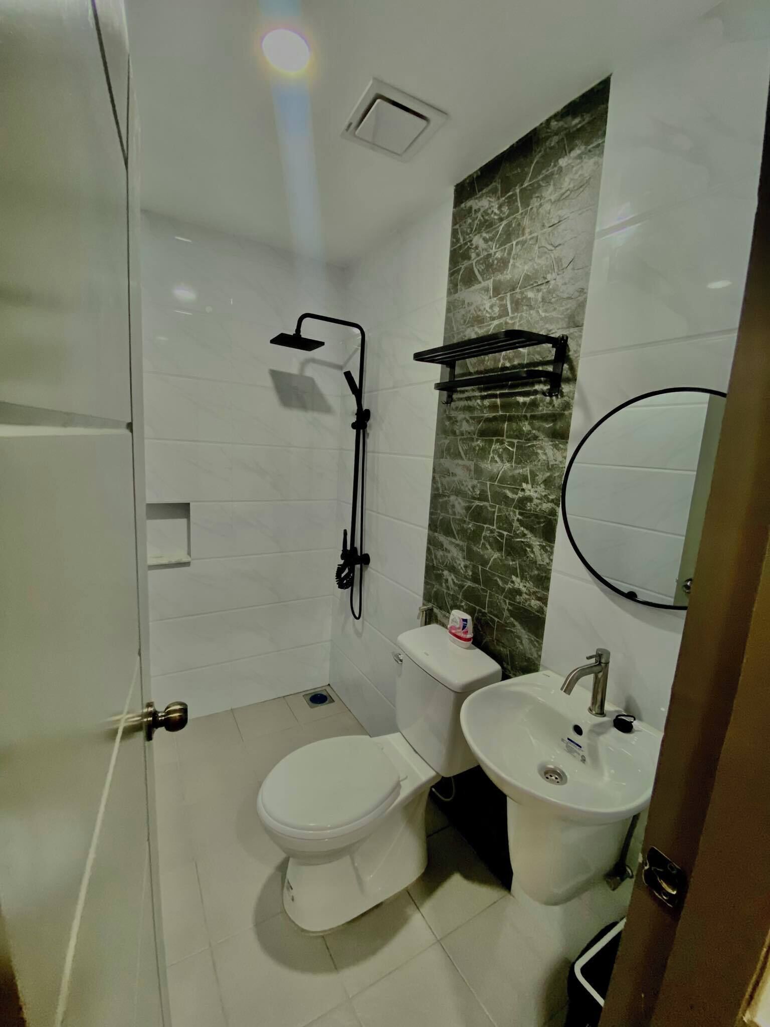 Een douche,  milieuvriendelijk toiletgerief, een haardroger, een bidet