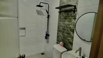 Regadera, amenidades de baño ecológicas, secadora de cabello, bidet