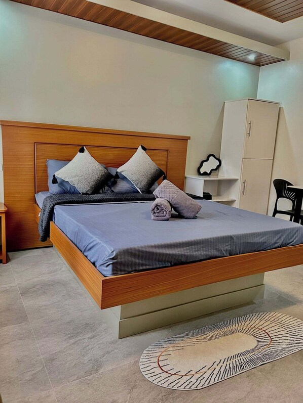 Caja fuerte, tabla de planchar con plancha, wifi gratis y ropa de cama