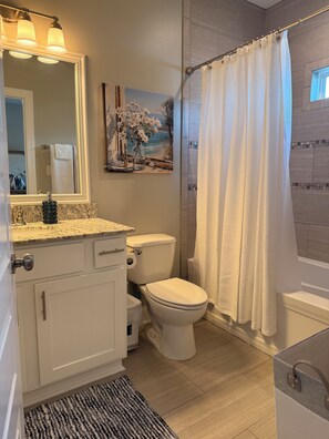 Sèche-cheveux, serviettes fournies, savon, papier toilette