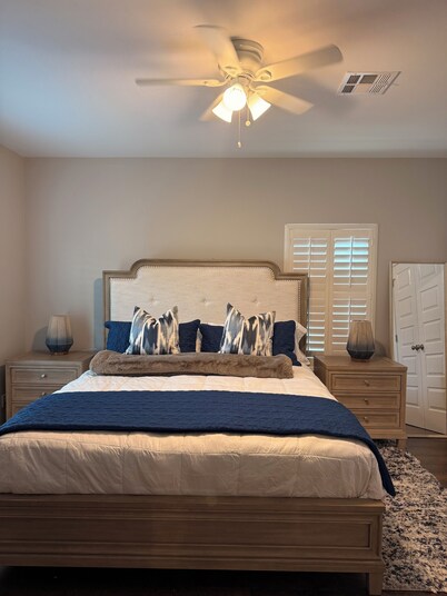 “The Blue Lagoon” a 3-bedroom townhome in charming Lake Charles with AC, WiFi