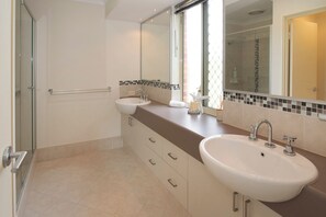 Shower, hair dryer, towels, soap - Town Central Entertainers Delight (Busselton)