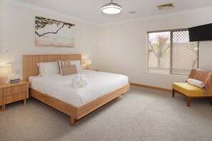 3 bedrooms, iron/ironing board, WiFi, bed sheets