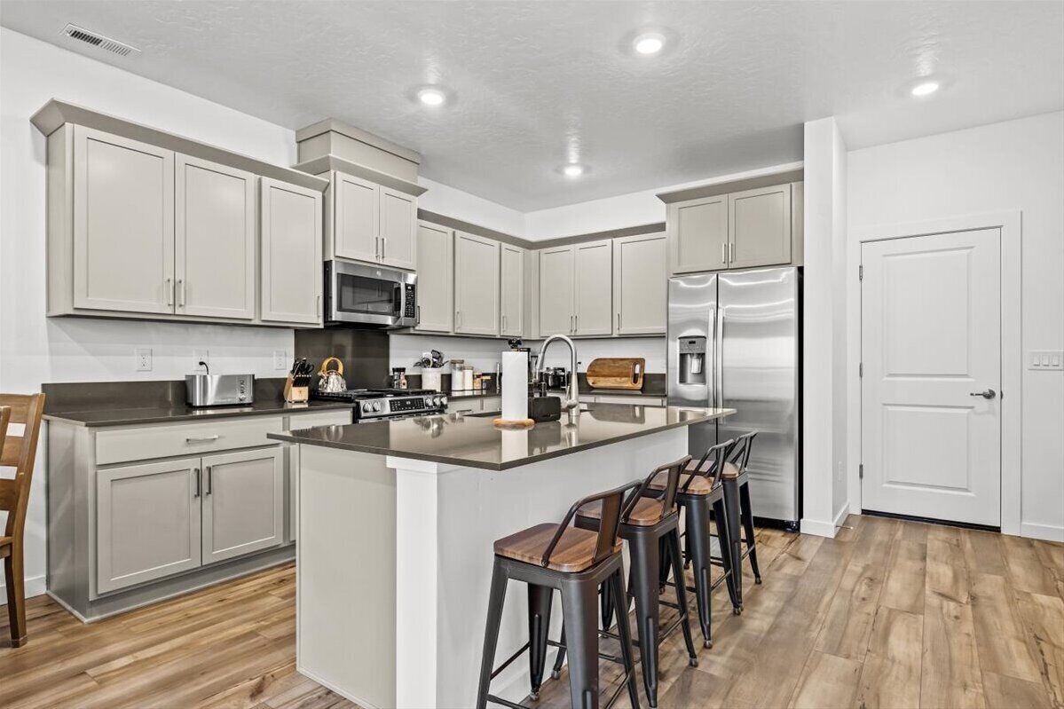 Jääkaappi, mikroaaltouuni, uuni, liesi