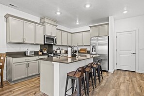 Een koelkast, een microgolfoven, een oven, een kookplaat