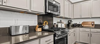 Near Eagle Island | Pool | King Bed | Parking | Smart TV