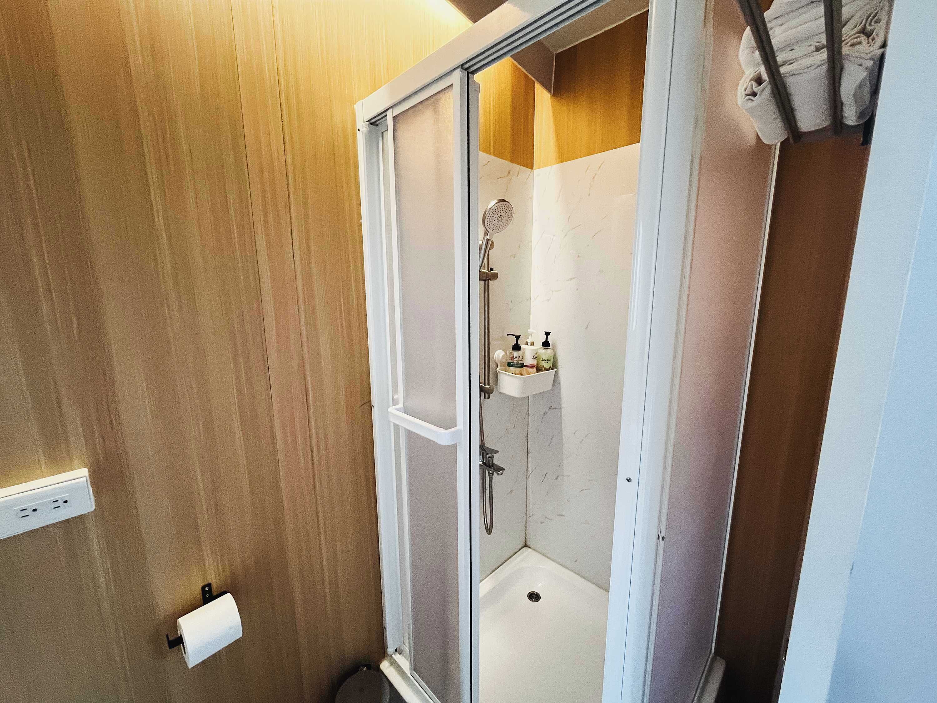 淋浴设施、吹风机、毛巾