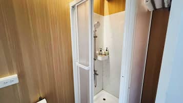 Een douche, een haardroger, handdoeken