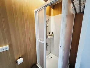 Dusj, hårføner og håndklær