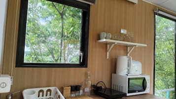 Geladeira, micro-ondas, cooktop, torradeira