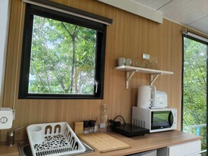 Refrigerador, microondas, placa de cocina, tostadora