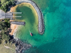 Chaises longues, serviettes de plage