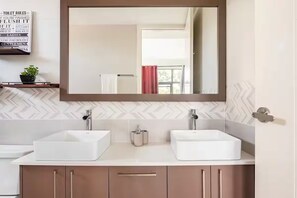 Shower, hair dryer, towels, soap - Chic 2-bedroom apartment with AC, fitness room in fabulous Kingston (Kingston)