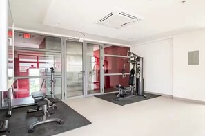 Fitness facility - Chic 2-bedroom apartment with AC, fitness room in fabulous Kingston (Kingston)