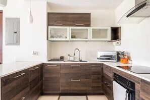 Een microgolfoven, een oven, een kookplaat