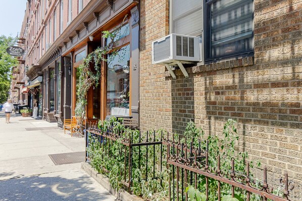 Exterior - Blueground | Greenpoint, view, nr Transmitter Park (New York)