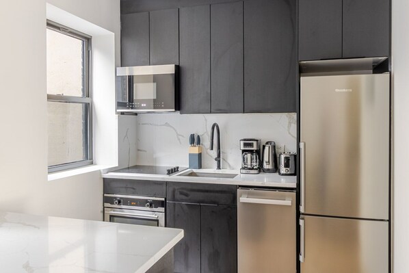 Réfrigérateur, micro-ondes, four, plaque de cuisson