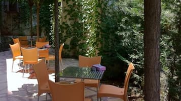Colazione continentale, servita tutte le mattine (10 USD a persona)