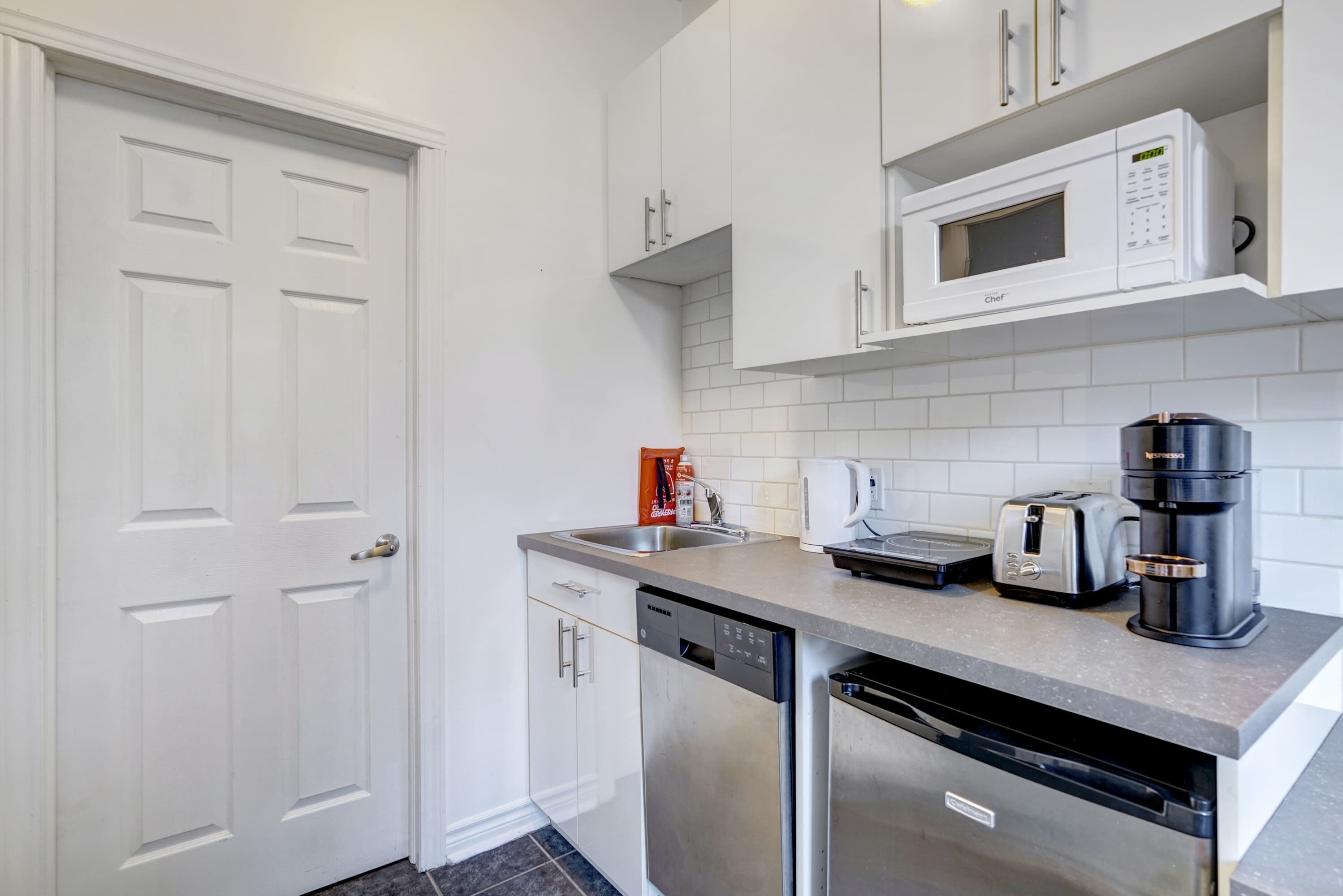 Mikrovågsugn, spishäll, diskmaskin och kaffe- och tebryggare