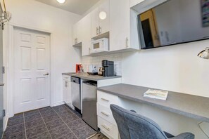 Microwave, stovetop, dishwasher, coffee/tea maker - Le Plateau Couple's Suite near Cafés & Restaurants (Montréal)