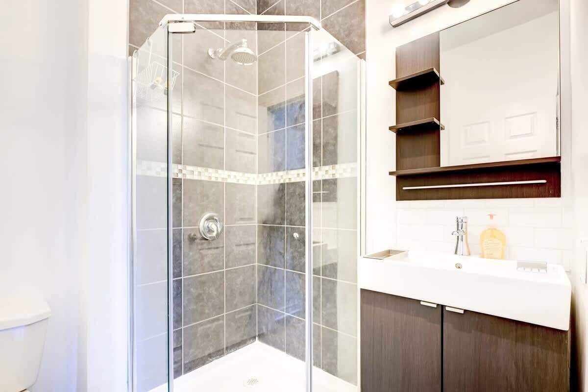 Douche, serviettes fournies, savon, shampoing